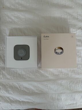 Oura Ring 4 Charging Dock and Box - White and Gold Accents